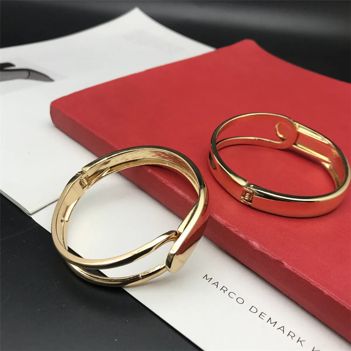 Basic Classic Style Solid Color Alloy Wholesale Bangle