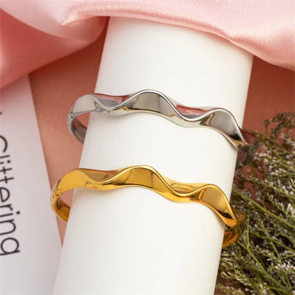 Casual Classic Style Geometric Solid Color 304 Stainless Steel 18K Gold Plated Bangle In Bulk