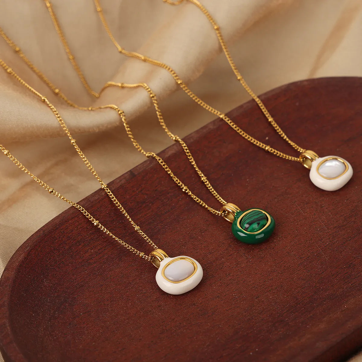 Casual Elegant Simple Style Color Block Malachite Shell Titanium Steel Plating Inlay Malachite Shell 18k Gold Plated Women's Pendant Necklace