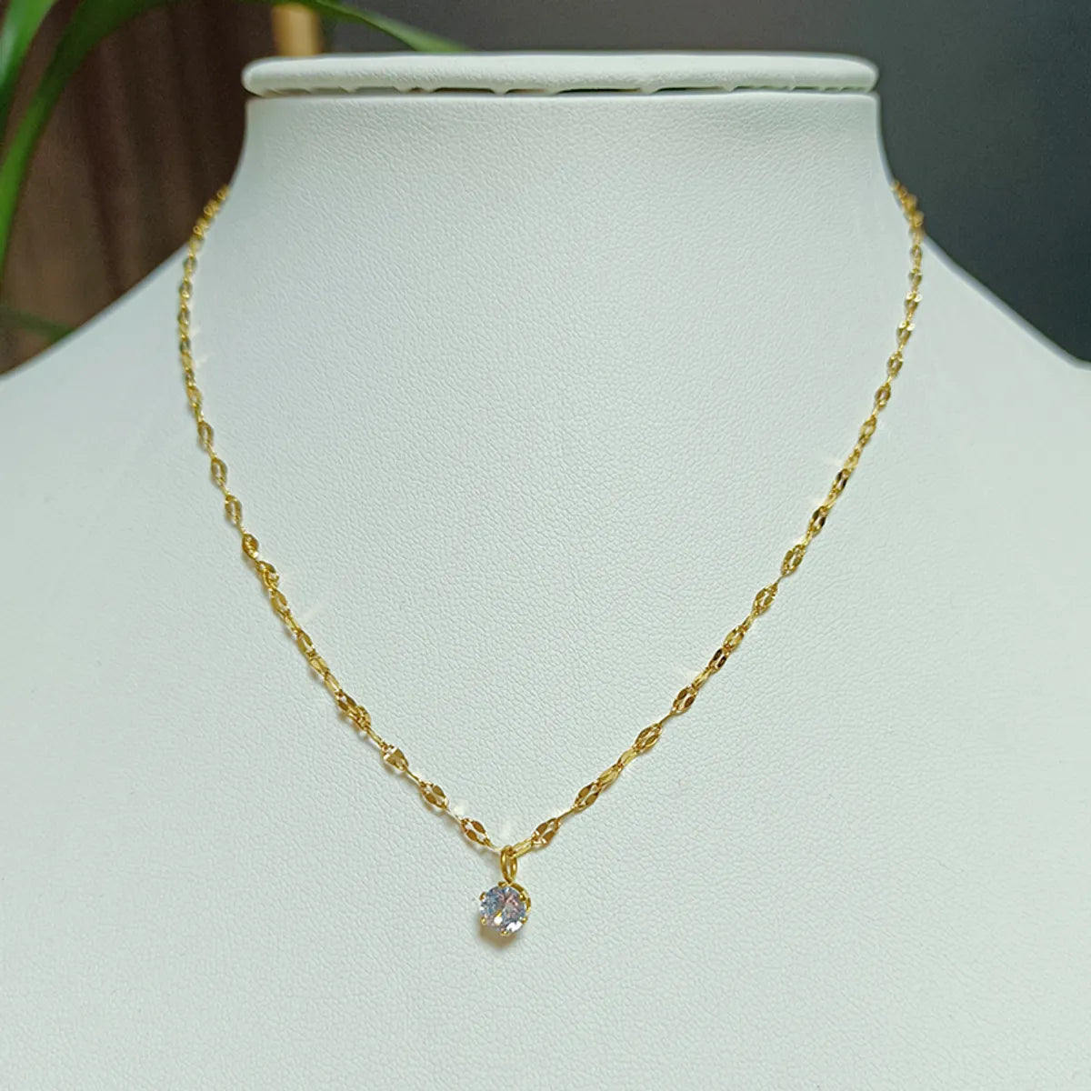 Casual Elegant Simple Style Geometric Titanium Steel Plating Rhinestones 18k Gold Plated Pendant Necklace