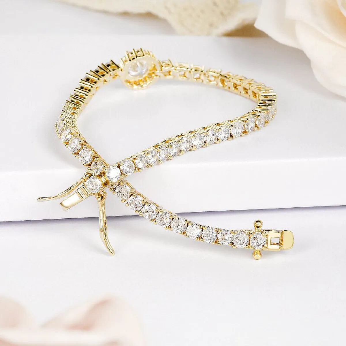 Casual Elegant Solid Color Copper Brass 18k Gold Plated Gold Plated Zircon Bracelets In Bulk