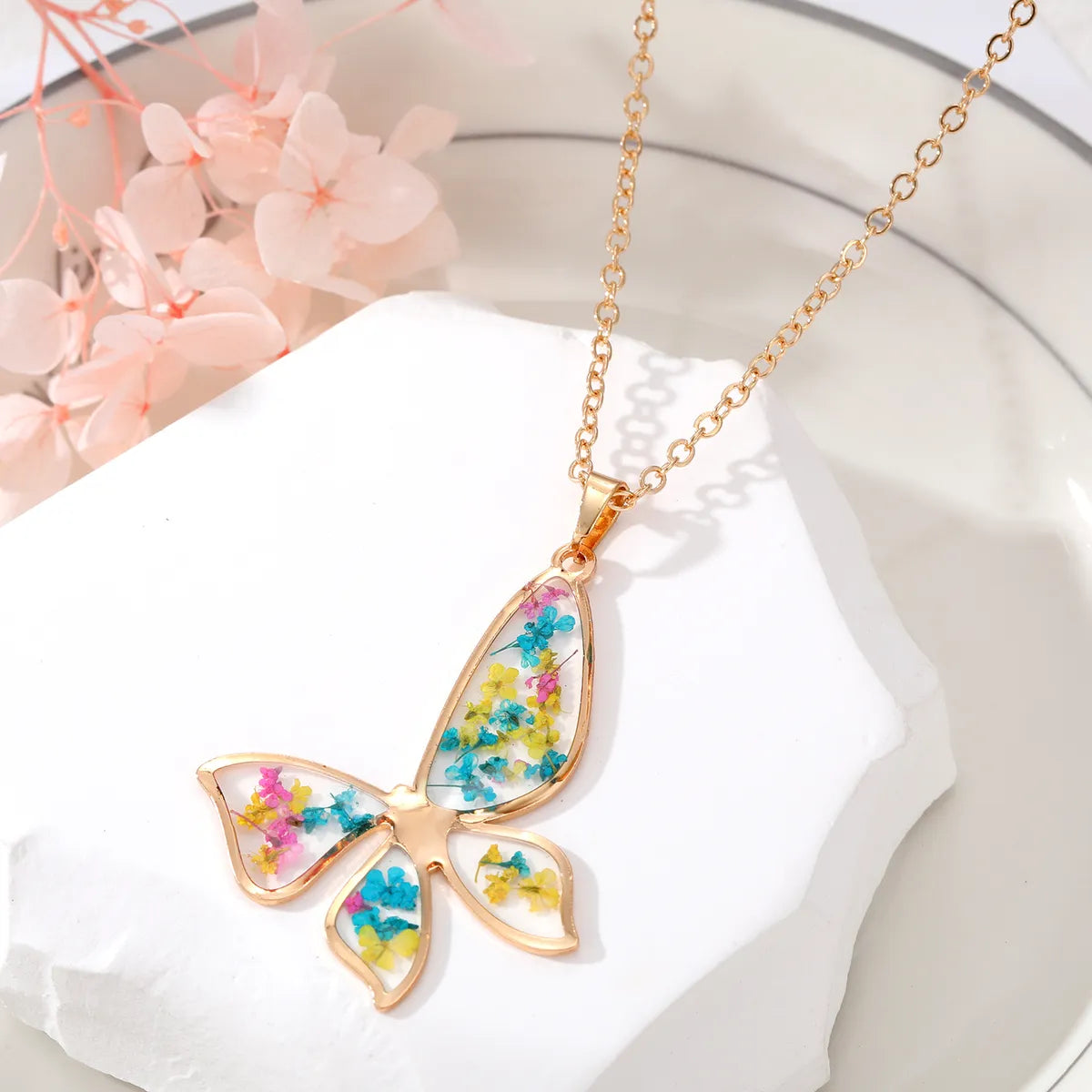 Casual Flower Petal Butterfly Alloy Resin Women's Pendant Necklace 1 Piece