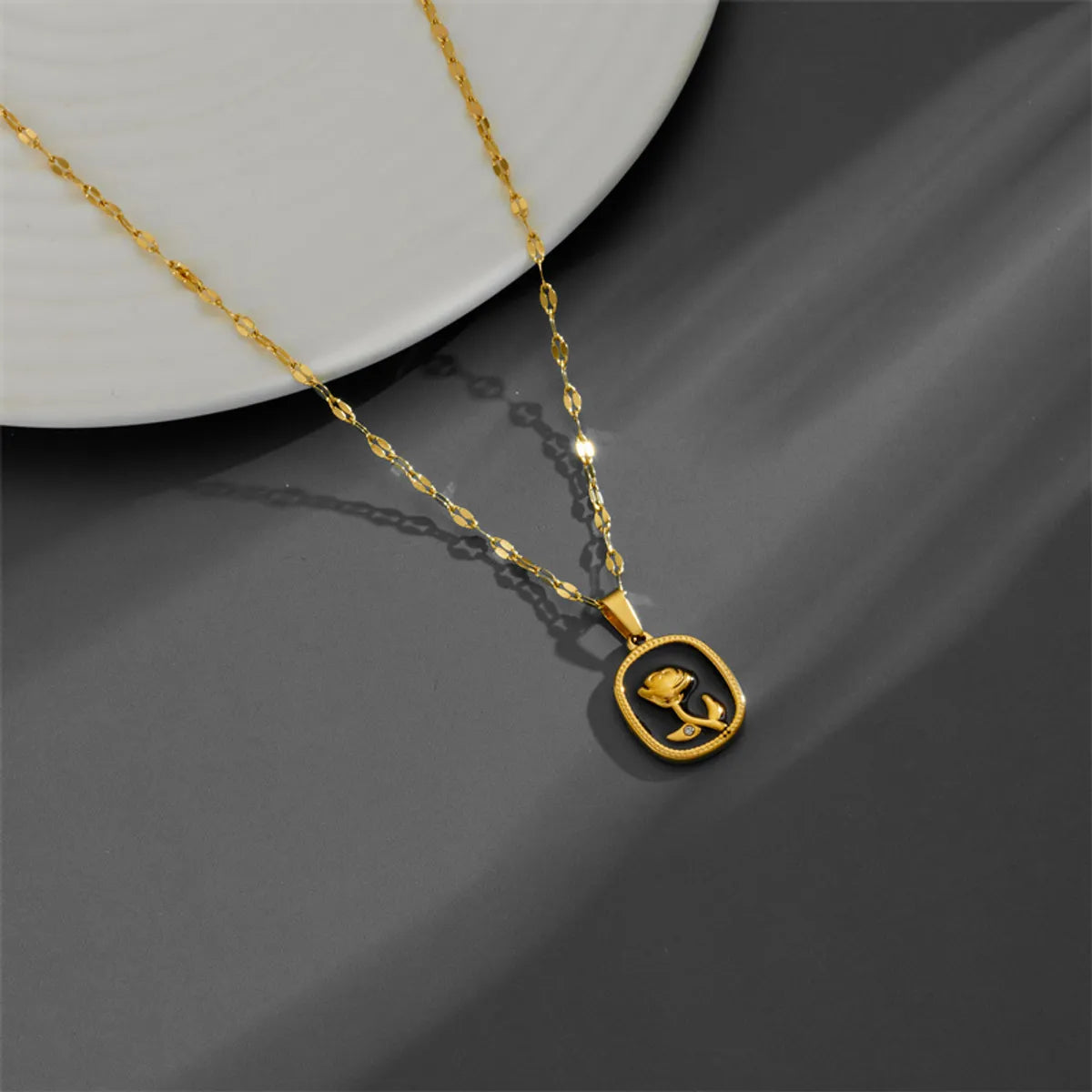 Titanium Steel 18K Gold Plated Casual Plating Flower Acrylic Pendant Necklace