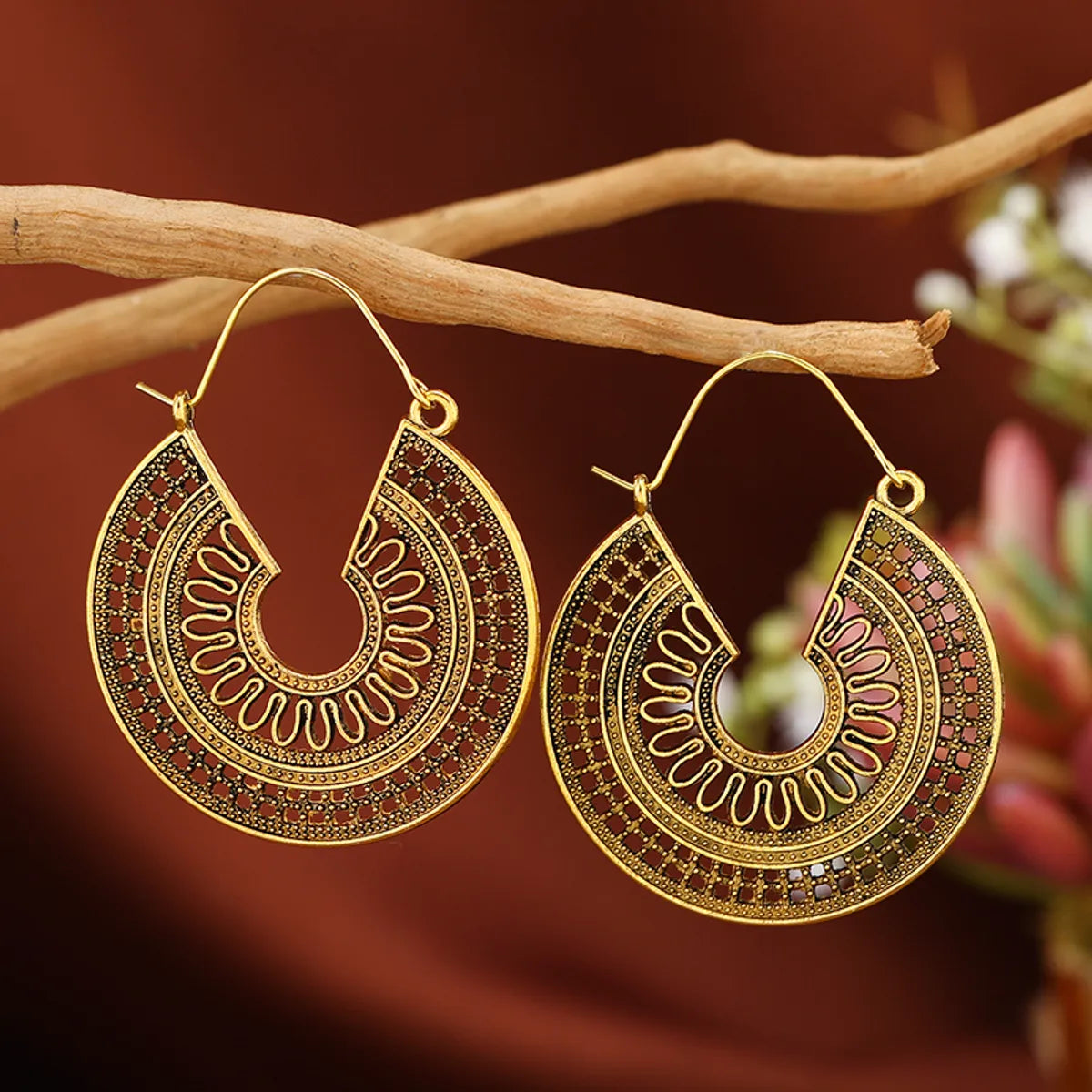 1 Pair Casual Retro C Shape Hollow Out Alloy Earrings