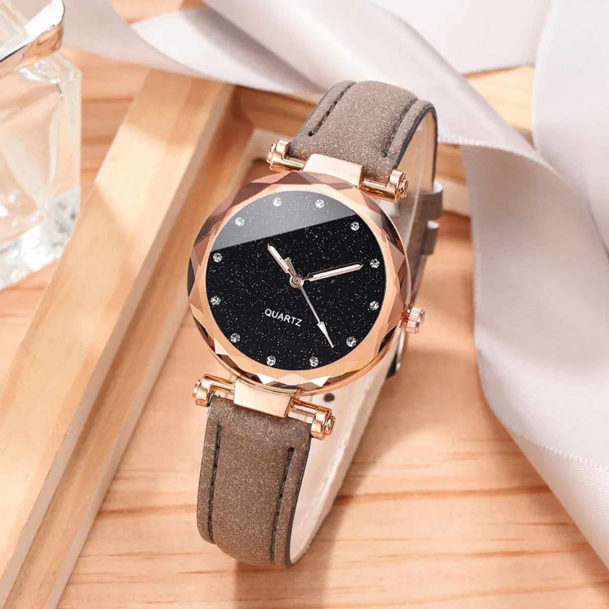 Casual Round Buckle Quartz Women'S Watches