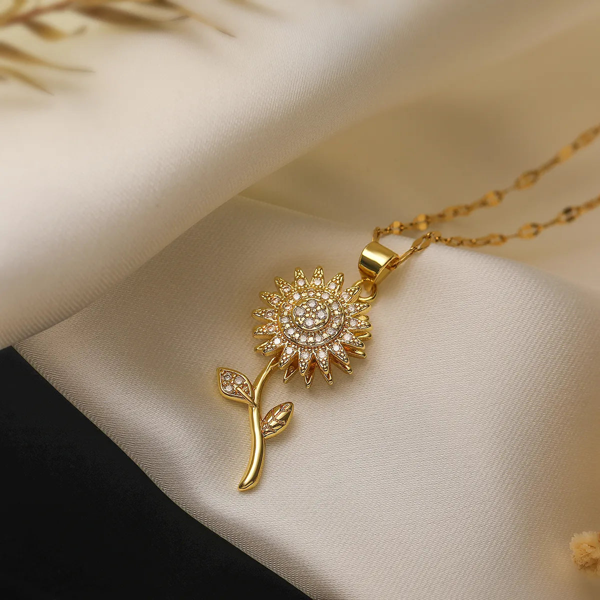 Casual Simple Style Commute Flower Copper Plating Inlay Zircon 18k Gold Plated Pendant Necklace