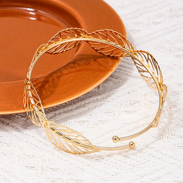 Casual Simple Style Leaves Alloy Plating Hollow Out 14k Gold Plated Women'S Arm Bracelet