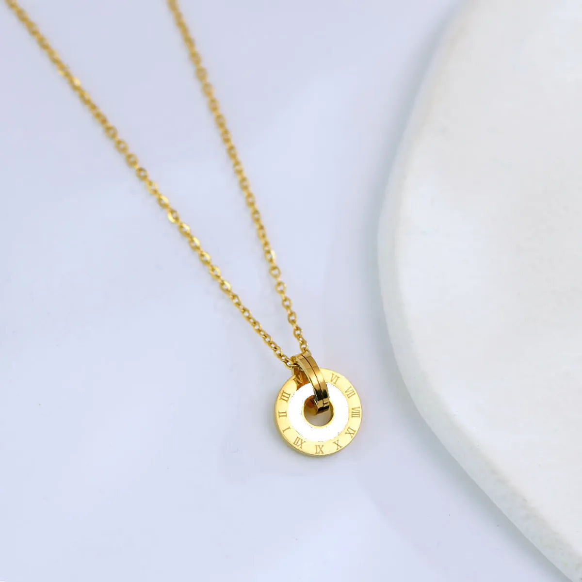 Casual Simple Style Round Stainless Steel Plating Inlay Shell 18k Gold Plated Pendant Necklace