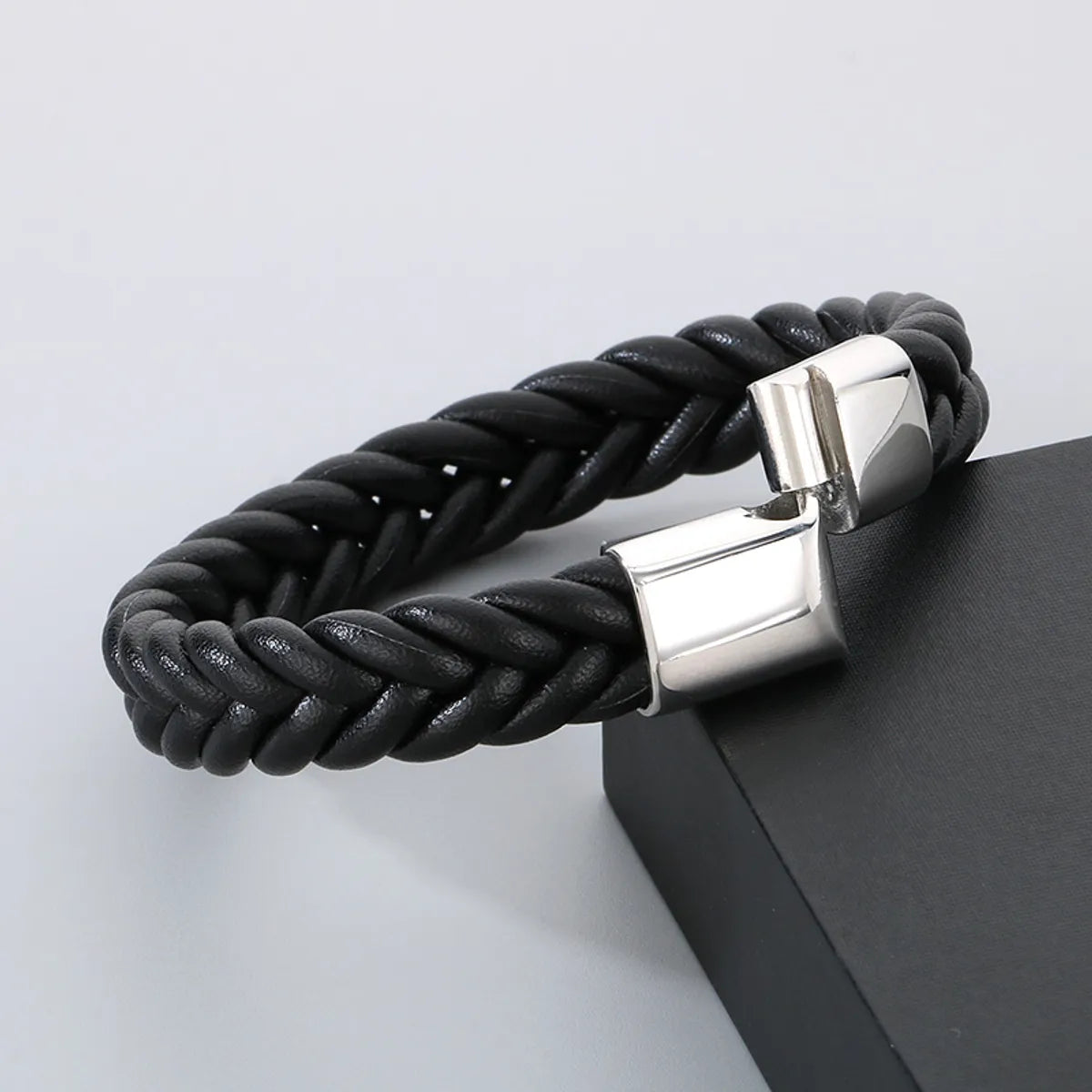 Casual Simple Style Solid Color 304 Stainless Steel Cowhide Leather Braid Men'S Bangle