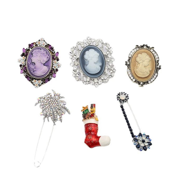 Christmas Zinc Alloy Brooch Pin With Electroplated Finish Geometric Doll Design Simple Unisex Fashion Accessory