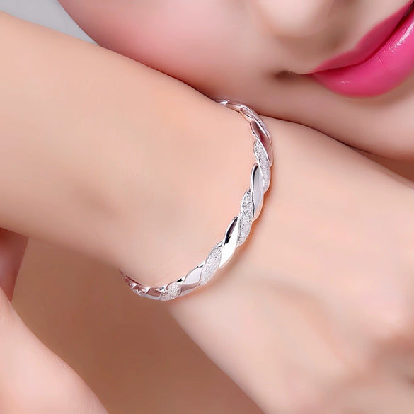 Classic Fashion Silver Plated Copper Love Interwoven Bracelet With Electroplated Craftsmanship For Women