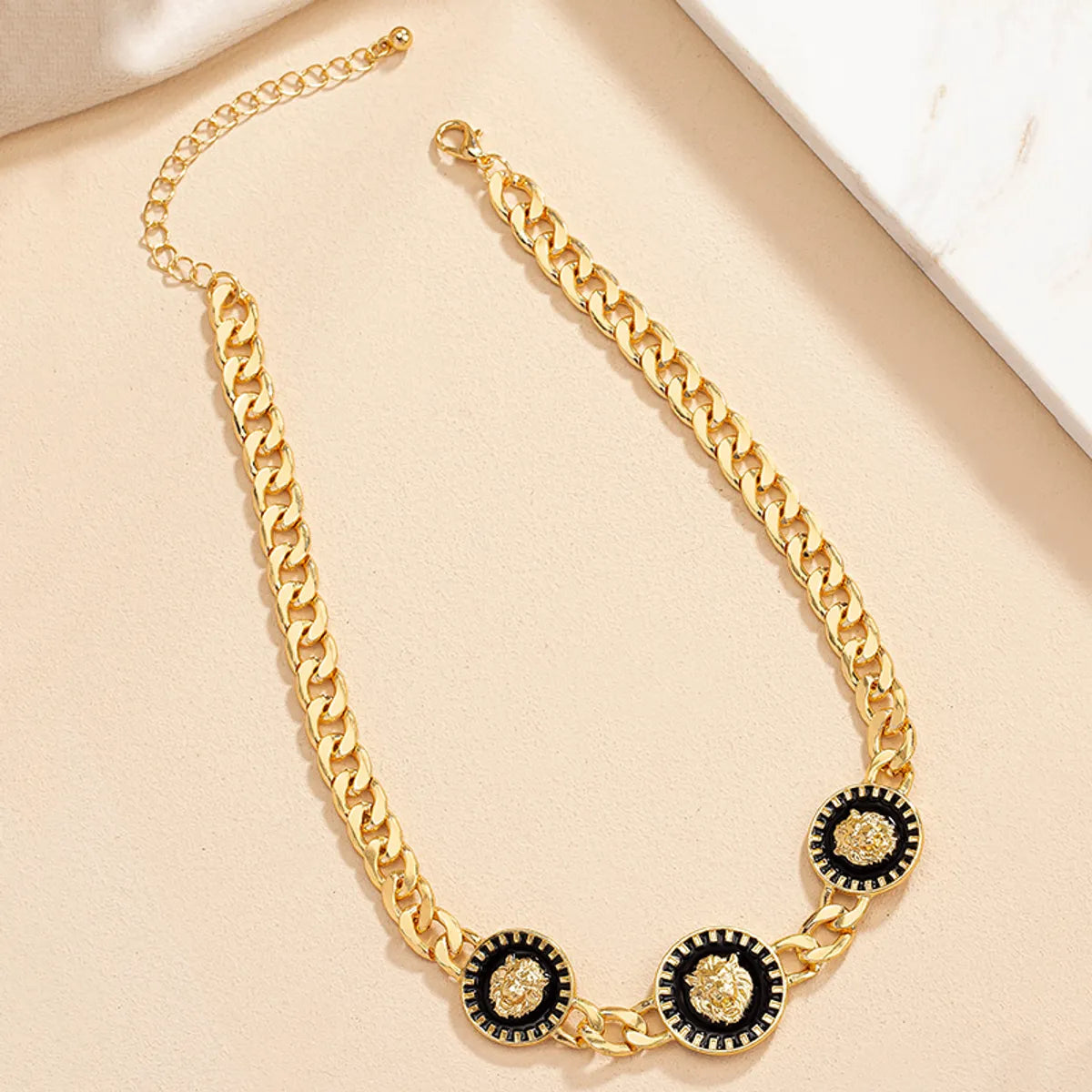 Classical Retro Heart Shape Lion Gold Plated Alloy Wholesale Choker