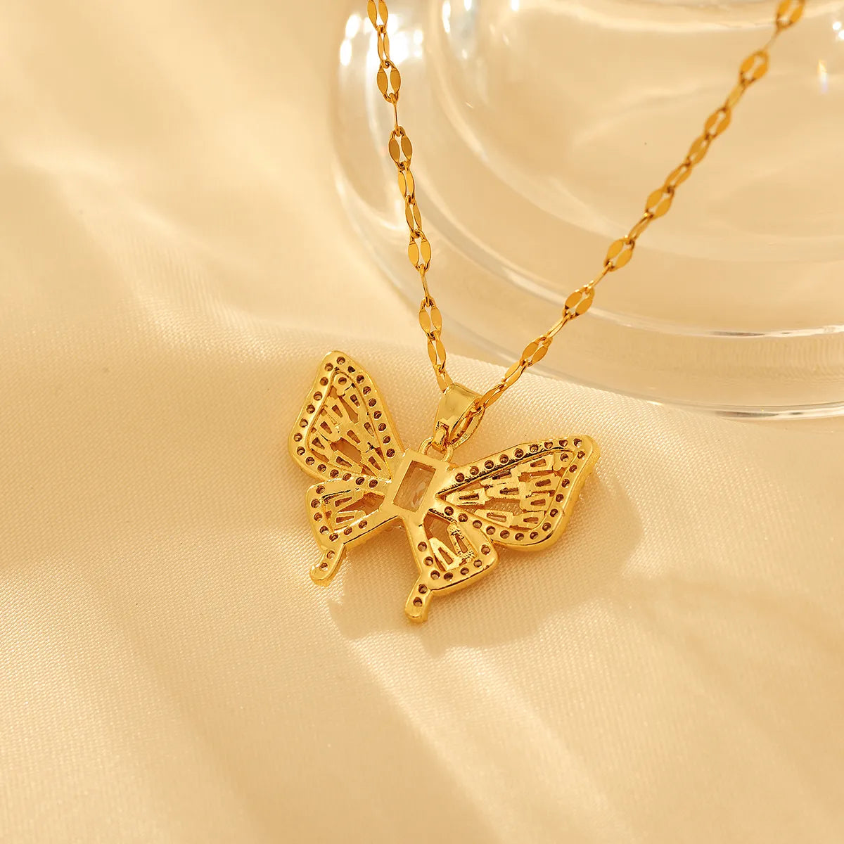 Copper 18K Gold Plated Elegant Simple Style Inlay Butterfly Artificial Diamond Pendant Necklace