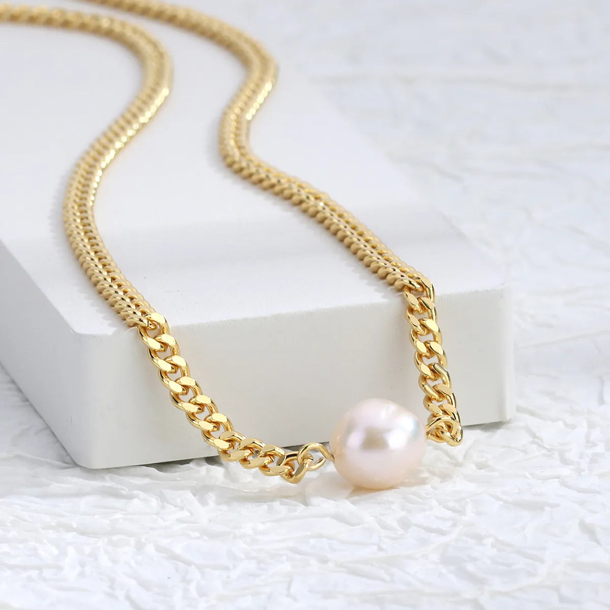 Copper 18K Gold Plated Simple Style Pearl Inlay Heart Shape Solid Color Zircon Necklace