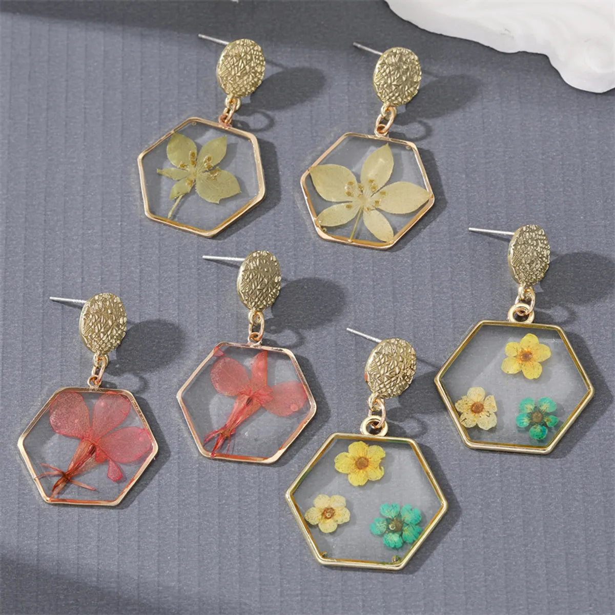 Creative Dried Flower Daisies Hexagonal Resin Pendant Earrings