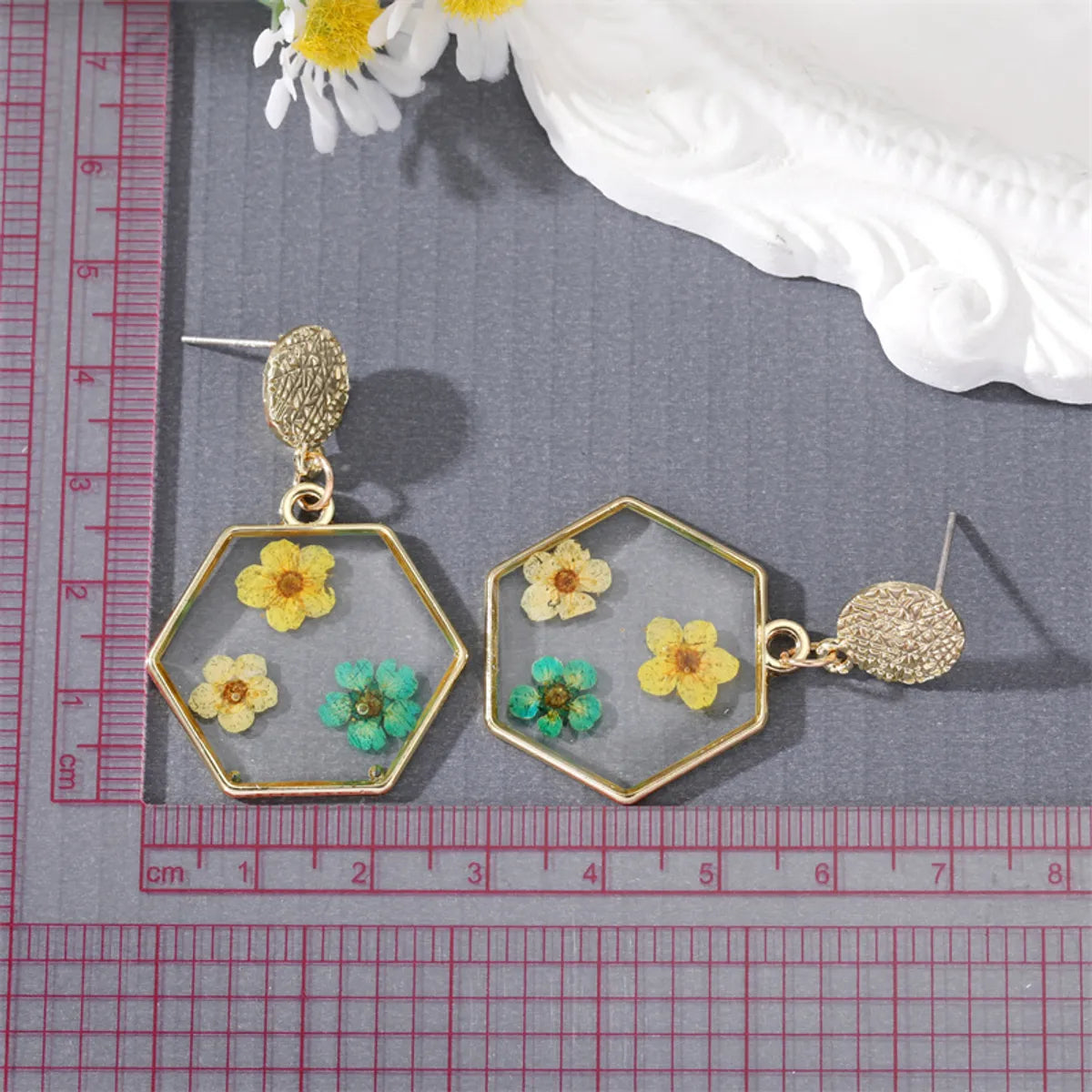 Creative Dried Flower Daisies Hexagonal Resin Pendant Earrings