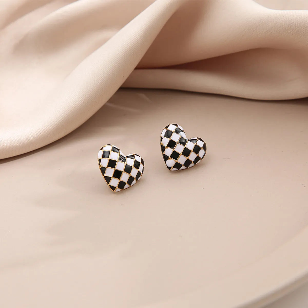 Creative Three-dimensional Peach Heart Checkerboard Stud Earrings Female