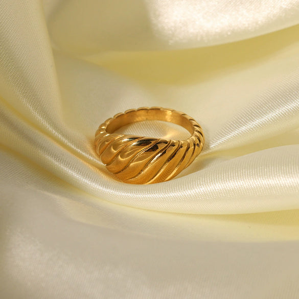 Croissant Pleated Stainless Steel 18K Gold Plated Retro Ring For Women With Geometric Design