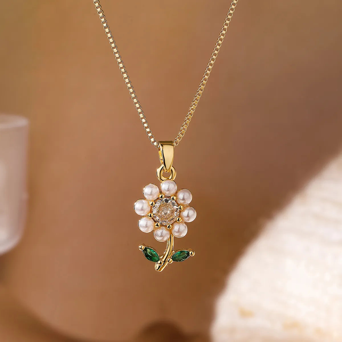 Elegant Basic Simple Style Flower Copper 18k Gold Plated Zircon Pendant Necklace In Bulk