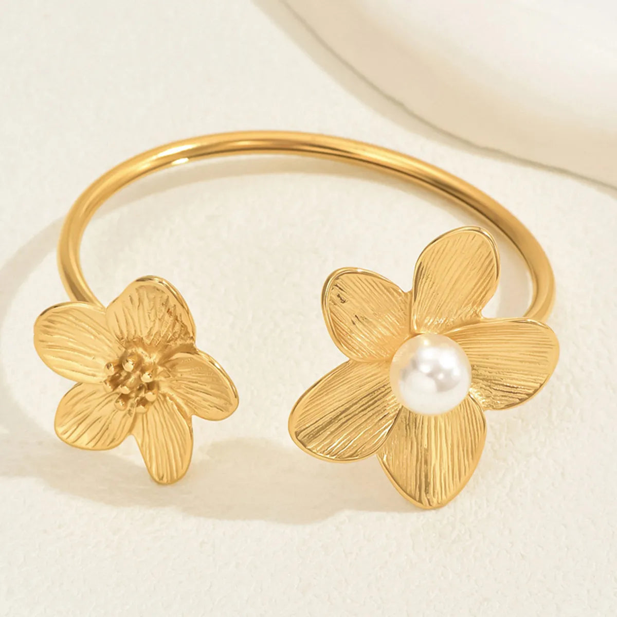 Elegant Classic Style Flower 201 Stainless Steel 18K Gold Plated Imitation Pearl Bangle In Bulk