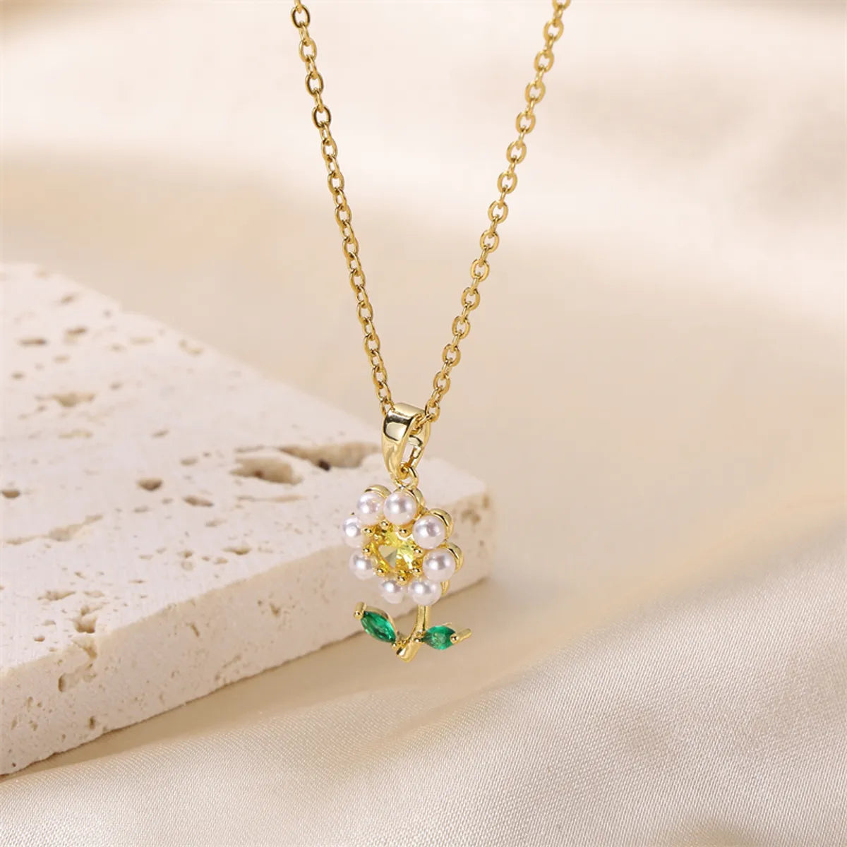 Elegant Cute Commute Flower Stainless Steel Brass 18k Gold Plated Artificial Pearls Pendant Necklace In Bulk