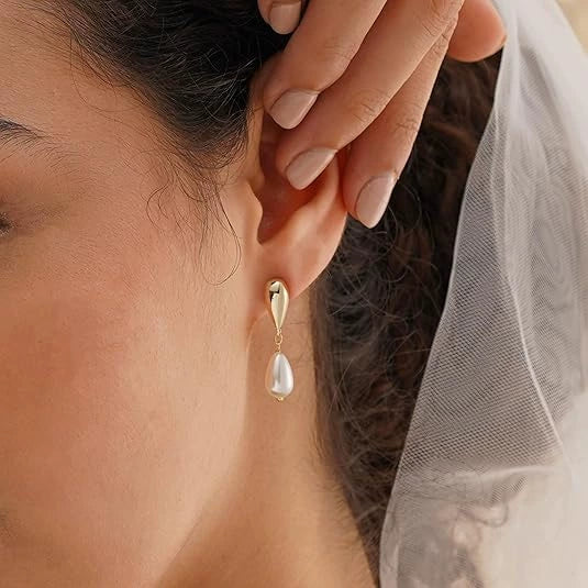 Elegant Dropshaped Imitation Pearl And Copper Electroplated Gold Women's Geometric Earrings