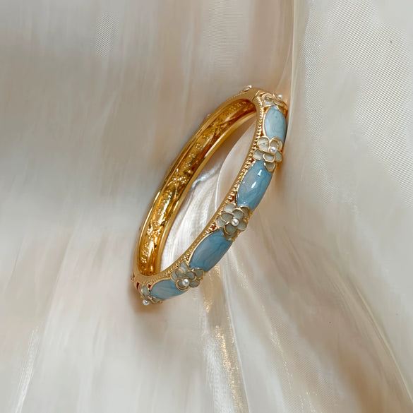 Elegant Enamel Petal Pattern Bracelet With Plated Finish Minimalist Refined Fashion Jewelry Accessory