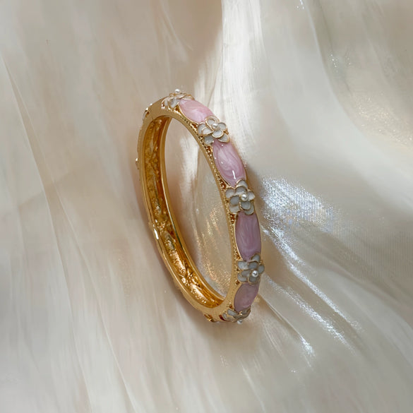 Elegant Enamel Petal Pattern Bracelet With Plated Finish Minimalist Refined Fashion Jewelry Accessory