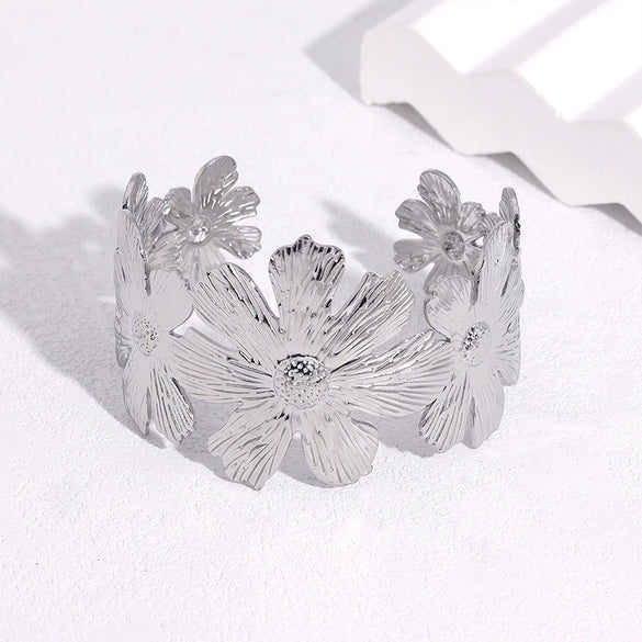 Elegant Floral Stainless Steel Bracelet For Women Gold Electroplated Waterproof Non Fading Luxury Style