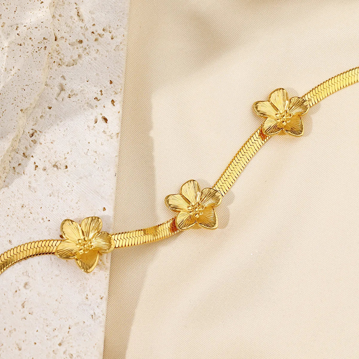 Elegant Flower 304 Stainless Steel 18K Gold Plated Pearl Bracelets In Bulk