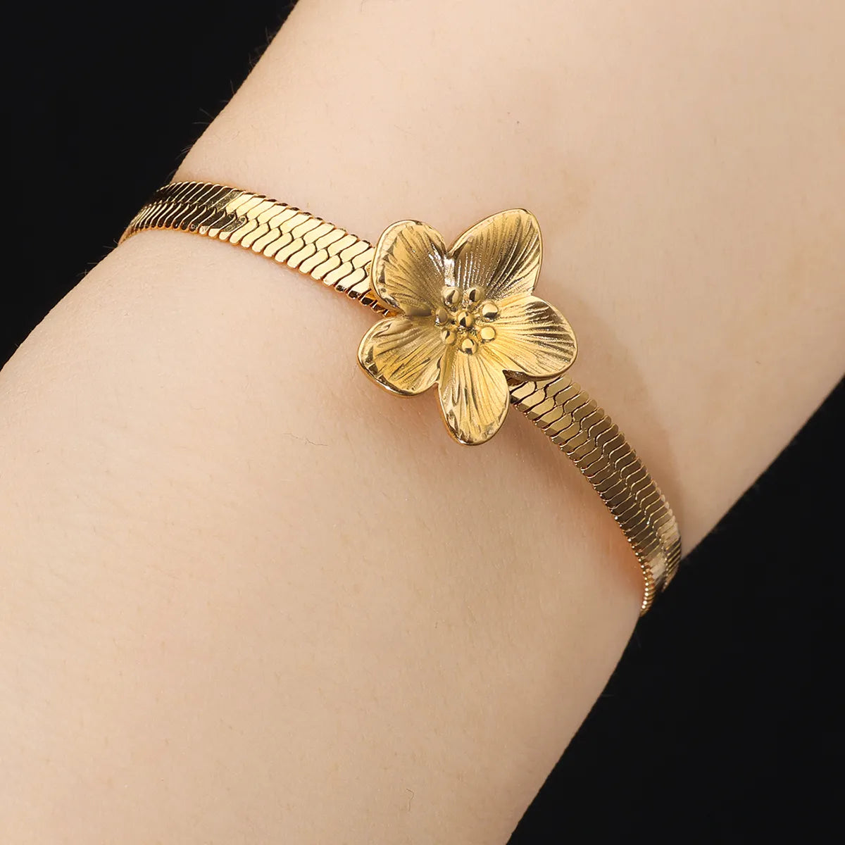 Elegant Flower 304 Stainless Steel 18K Gold Plated Pearl Bracelets In Bulk