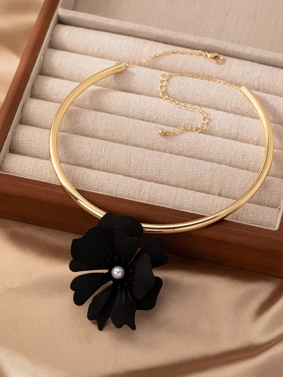 Elegant Flower Ferroalloy Plating Inlay Artificial Pearls Gold Plated Women's Choker