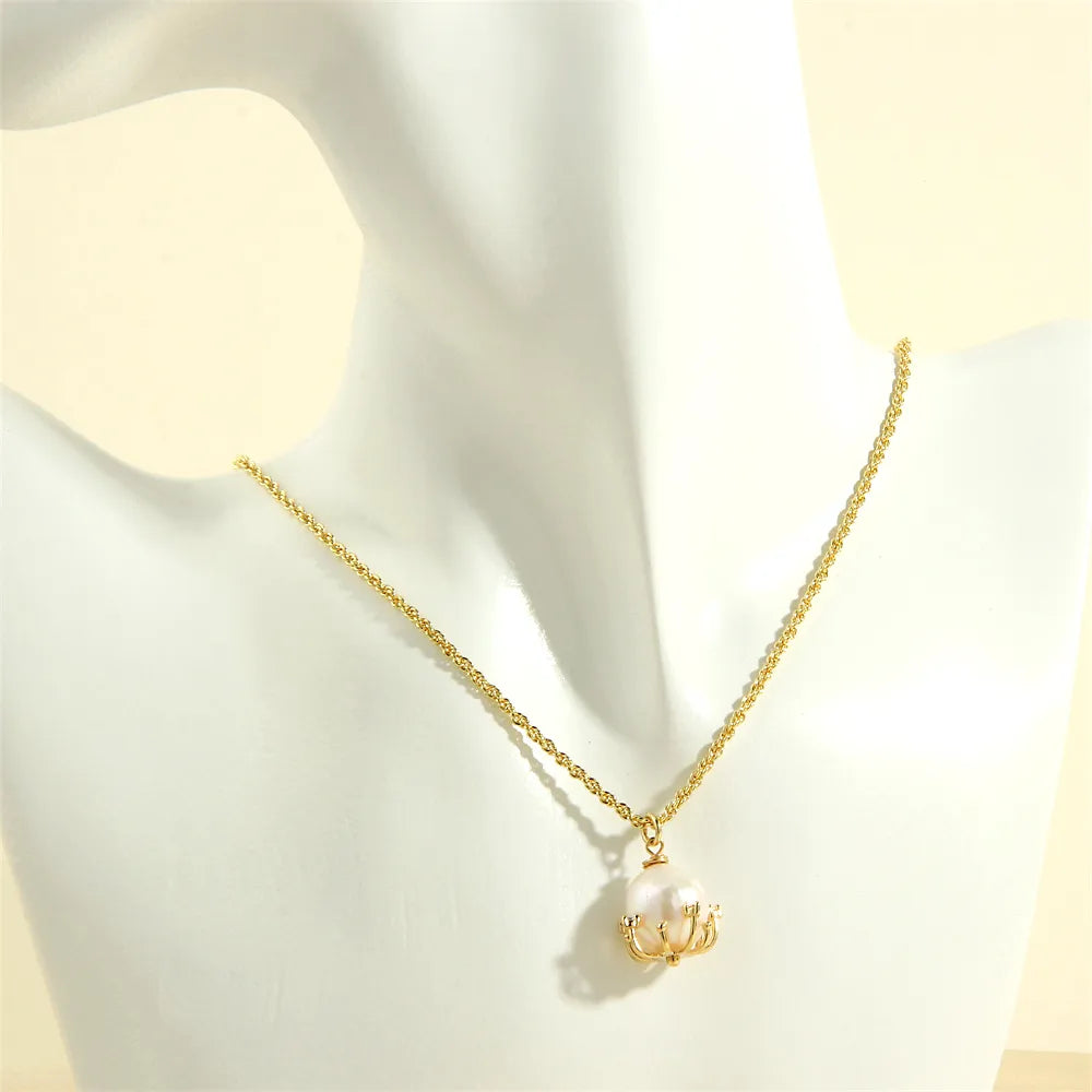 Elegant French Style Irregular Freshwater Pearl Copper 18k Gold Plated Pendant Necklace In Bulk