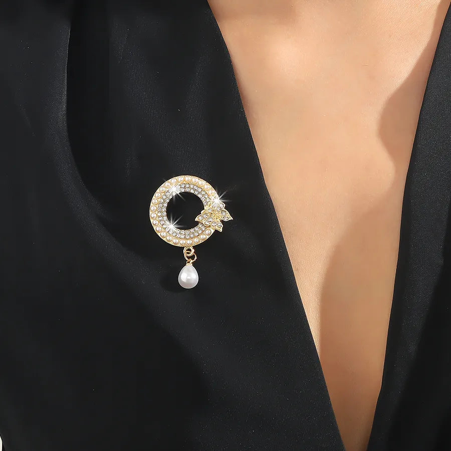 Elegant Geometric Alloy Inlay Artificial Rhinestones Artificial Pearls Women'S Brooches