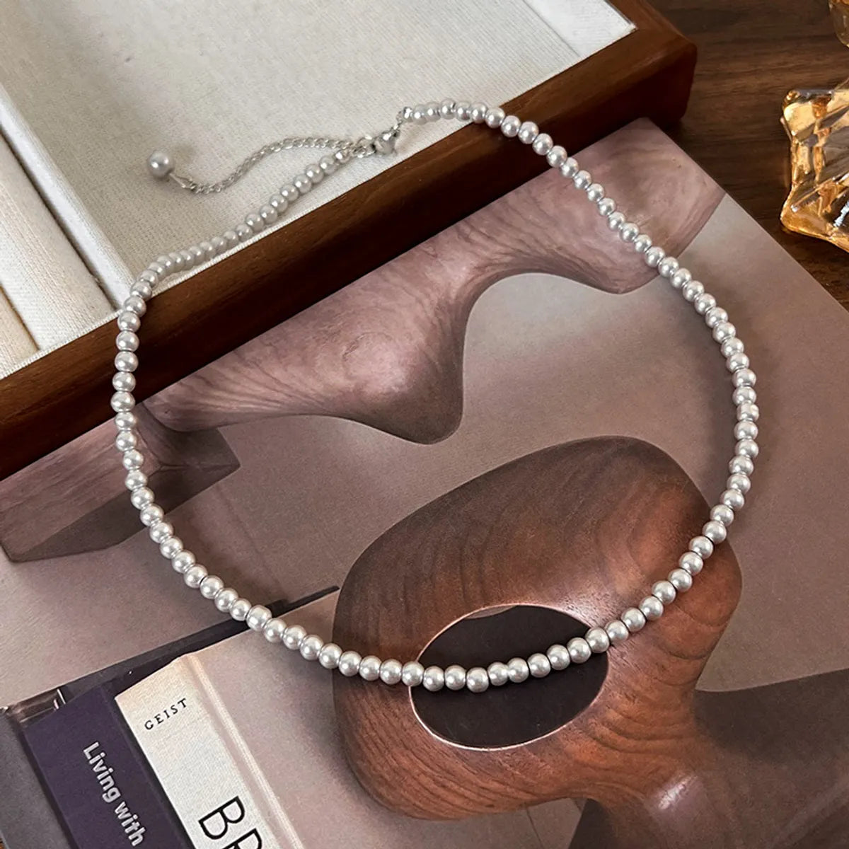 Elegant Geometric Artificial Pearl Alloy Beaded White Gold Plated Women'S Necklace