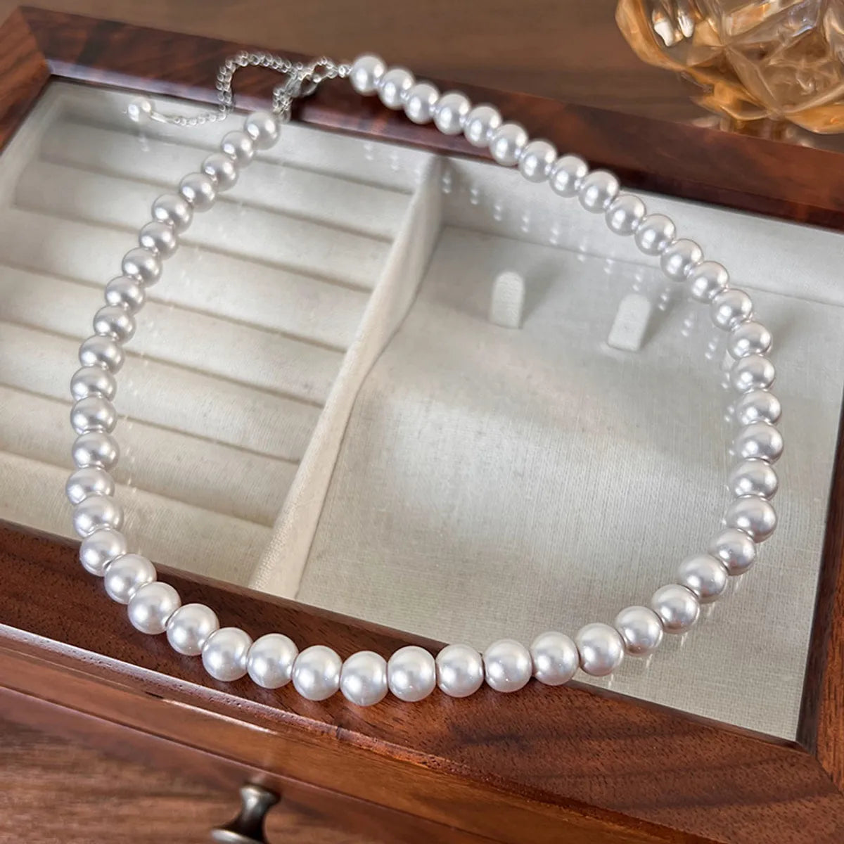 Elegant Geometric Artificial Pearl Alloy Beaded White Gold Plated Women'S Necklace