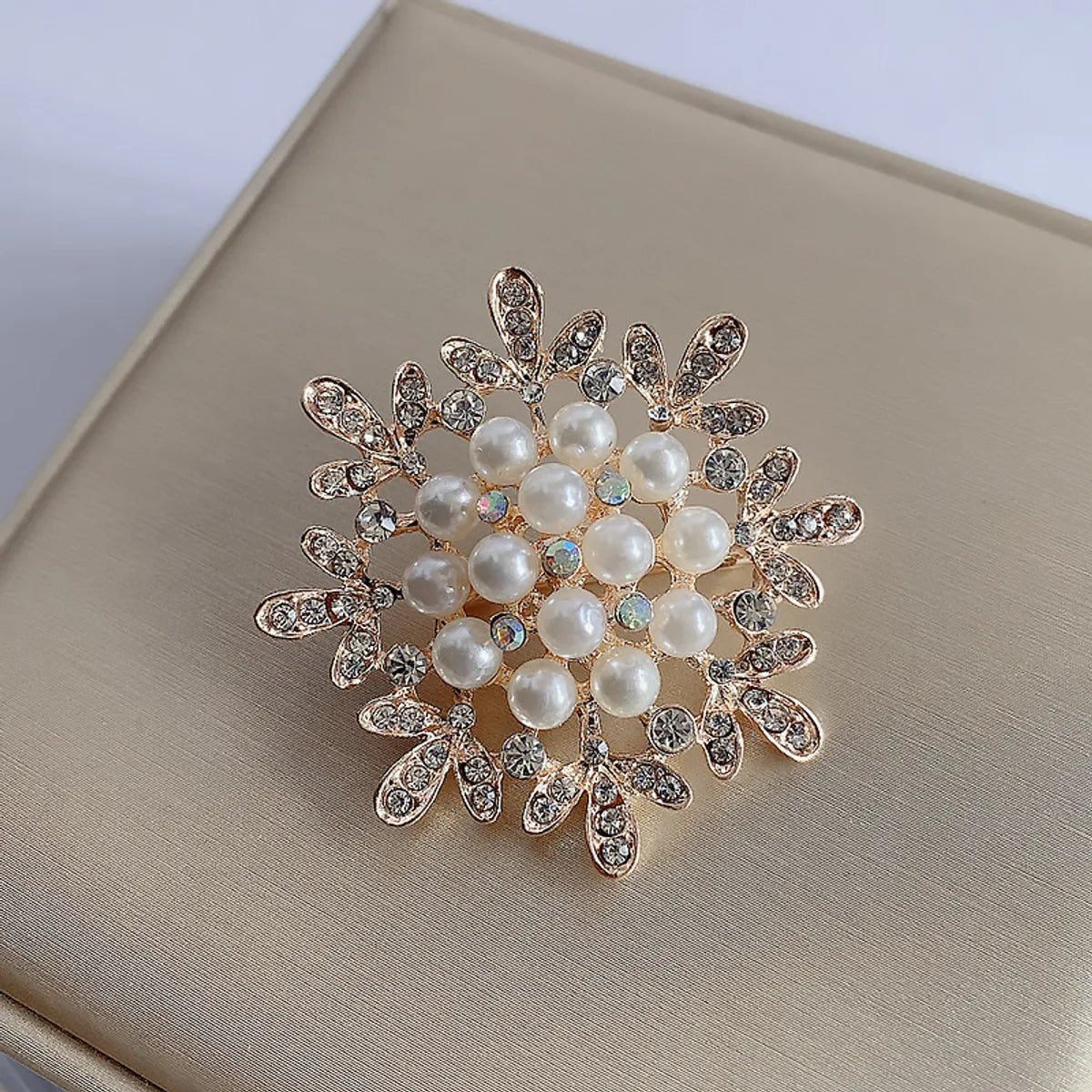 Elegant Glam Geometric Alloy Plating Inlay Artificial Pearls Rhinestones Shell Women'S Brooches