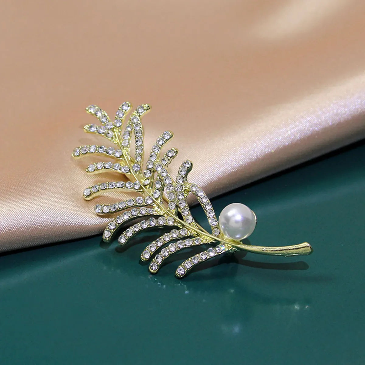 Elegant Glam Geometric Alloy Plating Inlay Artificial Pearls Rhinestones Shell Women'S Brooches