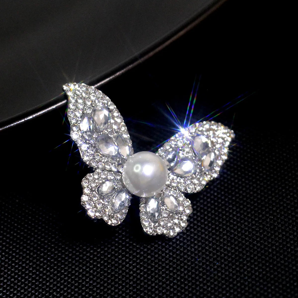 Elegant Glam Geometric Alloy Plating Inlay Artificial Pearls Rhinestones Shell Women'S Brooches