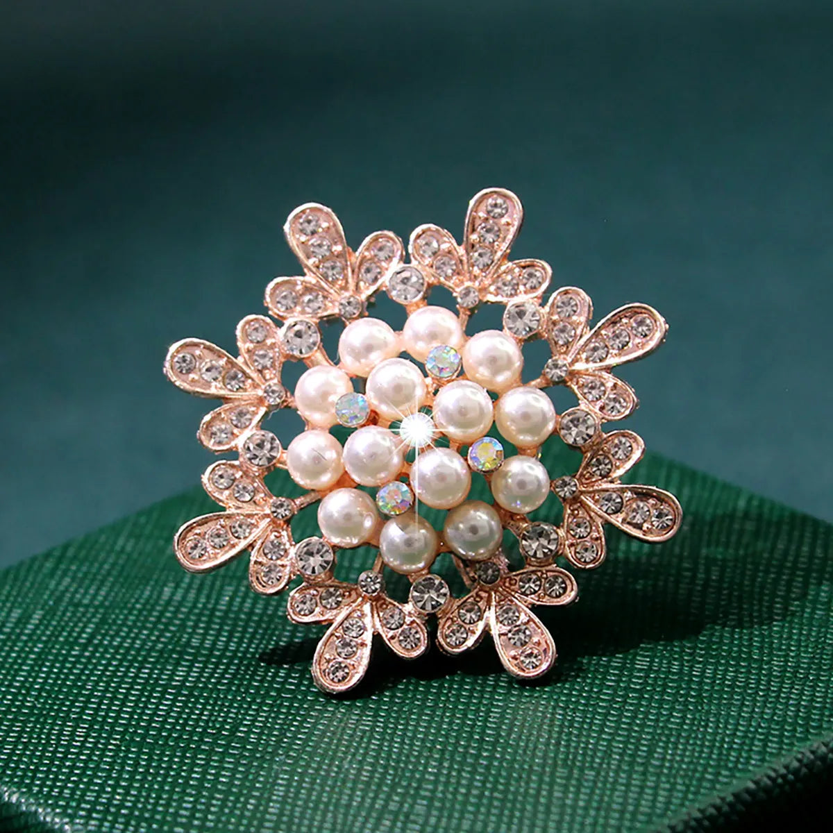 Elegant Glam Geometric Alloy Plating Inlay Artificial Pearls Rhinestones Shell Women'S Brooches