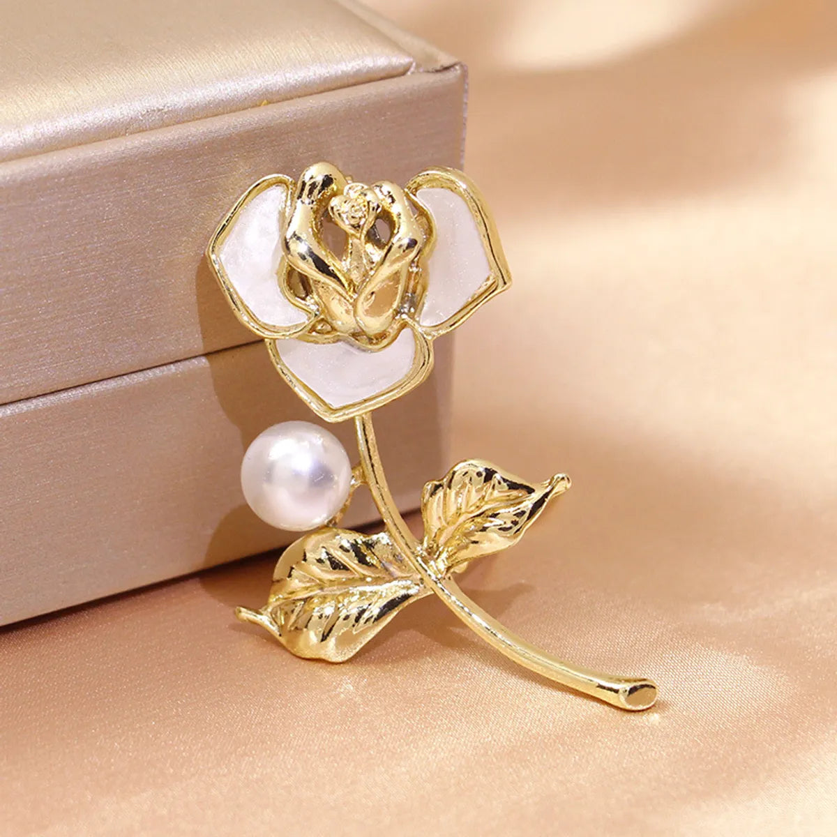 Elegant Glam Geometric Alloy Plating Inlay Artificial Pearls Rhinestones Shell Women'S Brooches