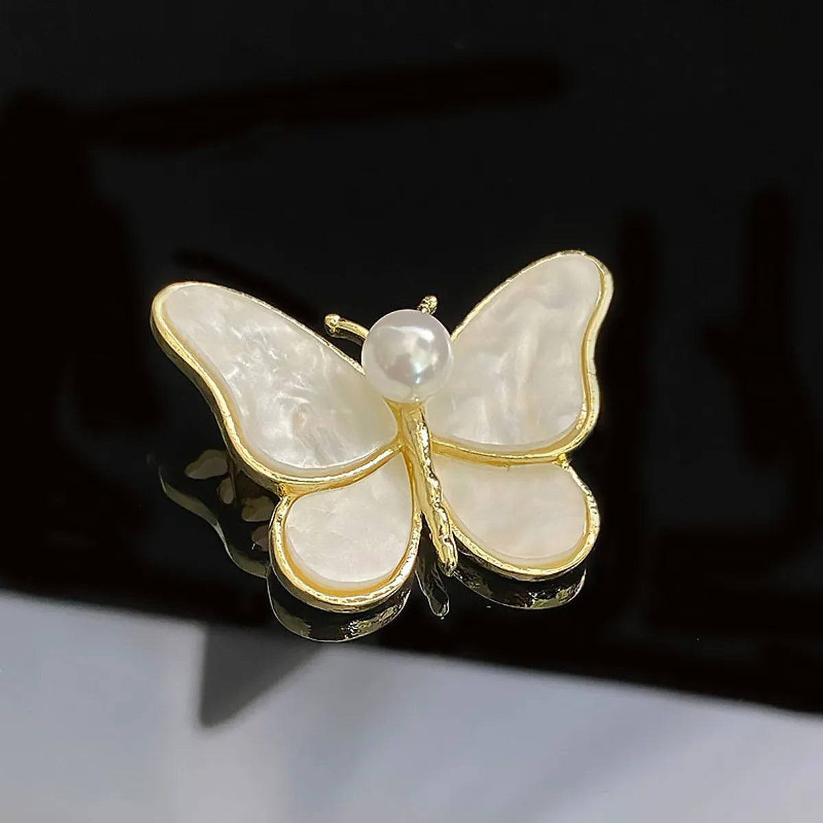 Elegant Glam Geometric Alloy Plating Inlay Artificial Pearls Rhinestones Shell Women'S Brooches