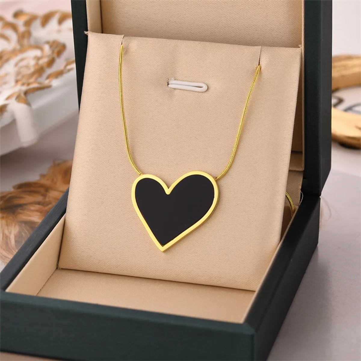 Elegant Heart Shape Titanium Steel Plating Shell Necklace