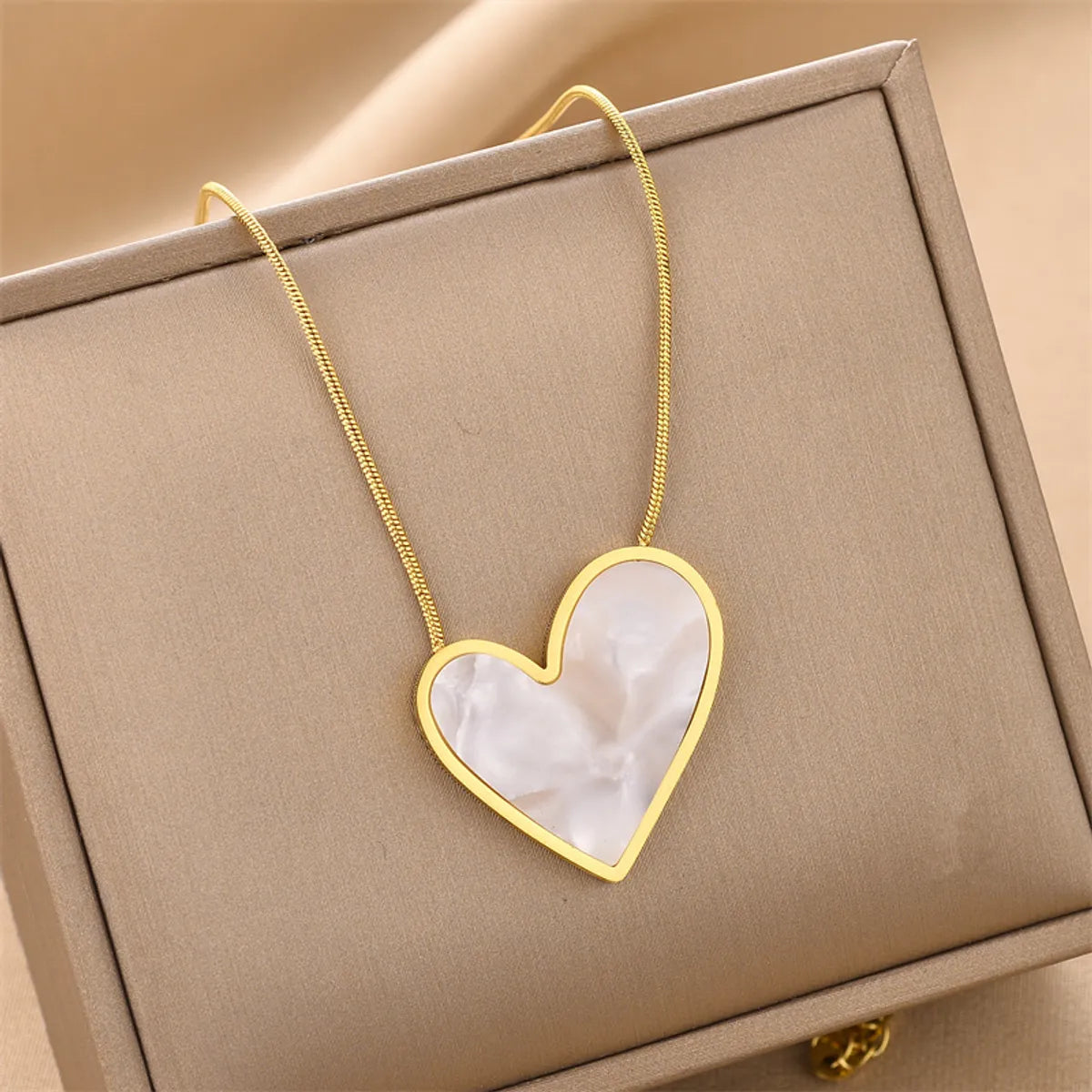 Elegant Heart Shape Titanium Steel Plating Shell Necklace