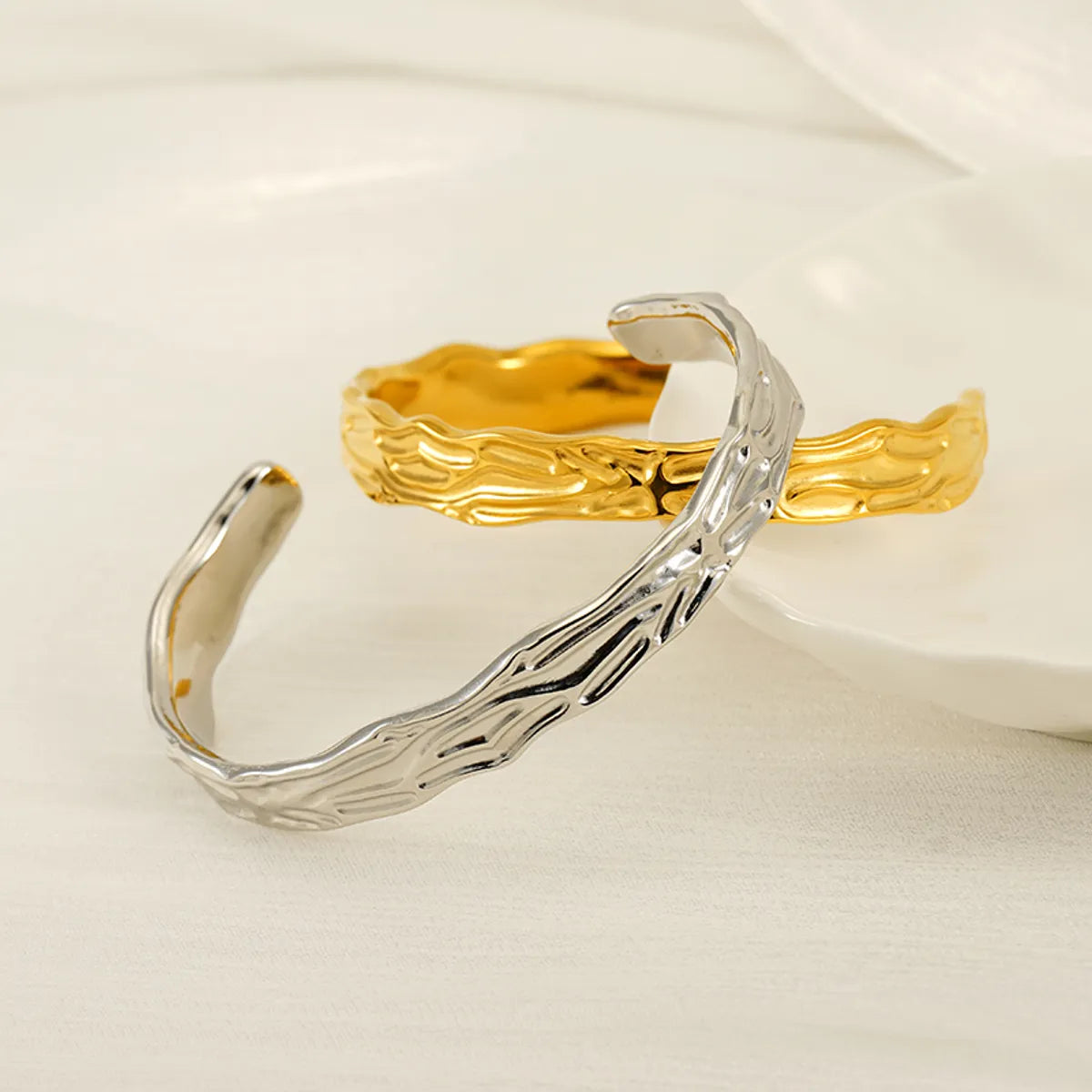 Elegant Lady Classic Style Round Solid Color 304 Stainless Steel 18K Gold Plated Bangle In Bulk