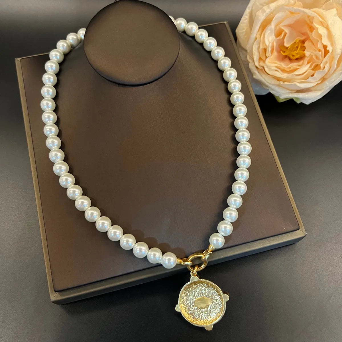 Elegant Lady French Style Round 24K Gold Plated Shell Artificial Pearl Alloy Brass Wholesale Pendant Necklace