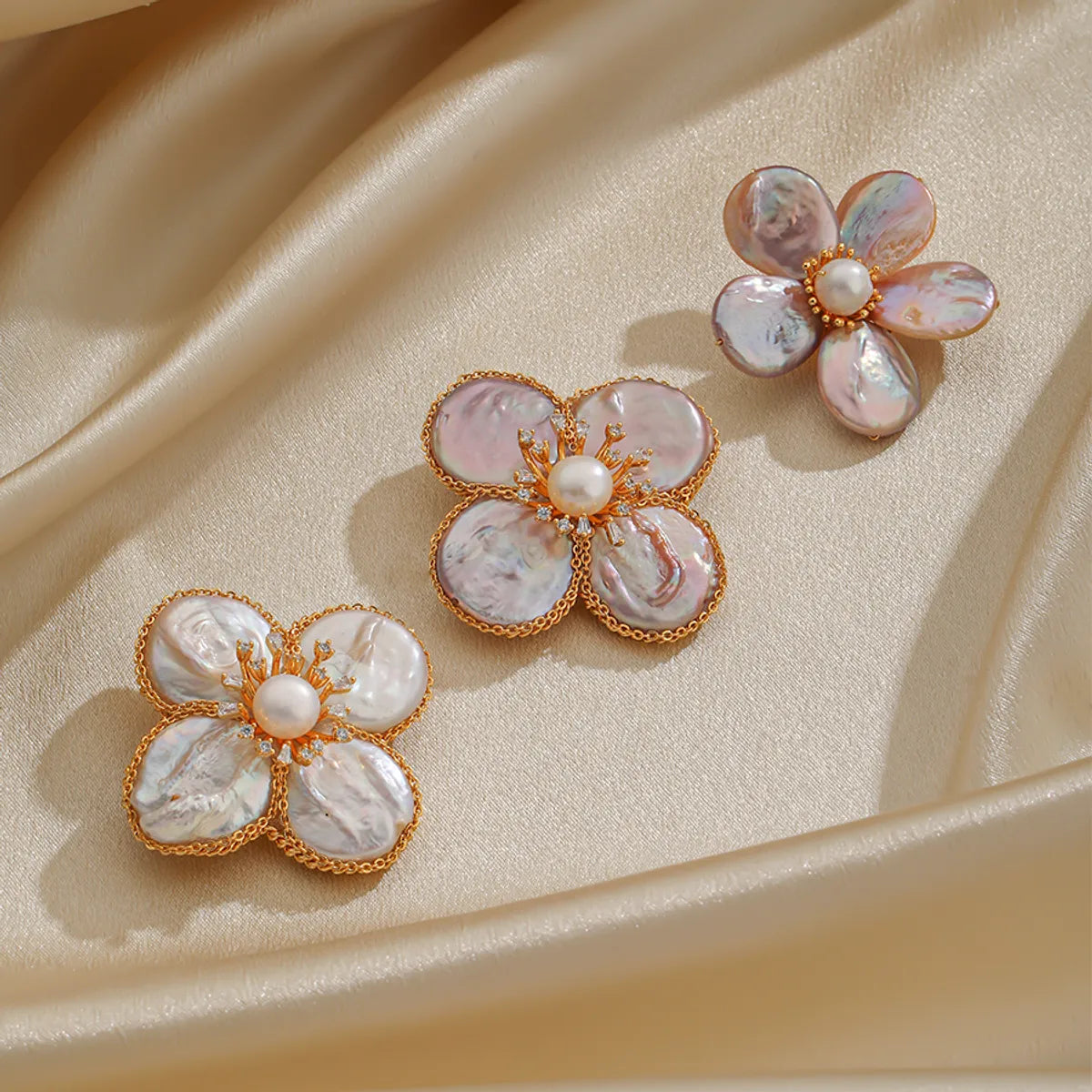 Elegant Luxurious Flower Copper Hollow Out Inlay Freshwater Pearl Women'S Brooches 1 Piece