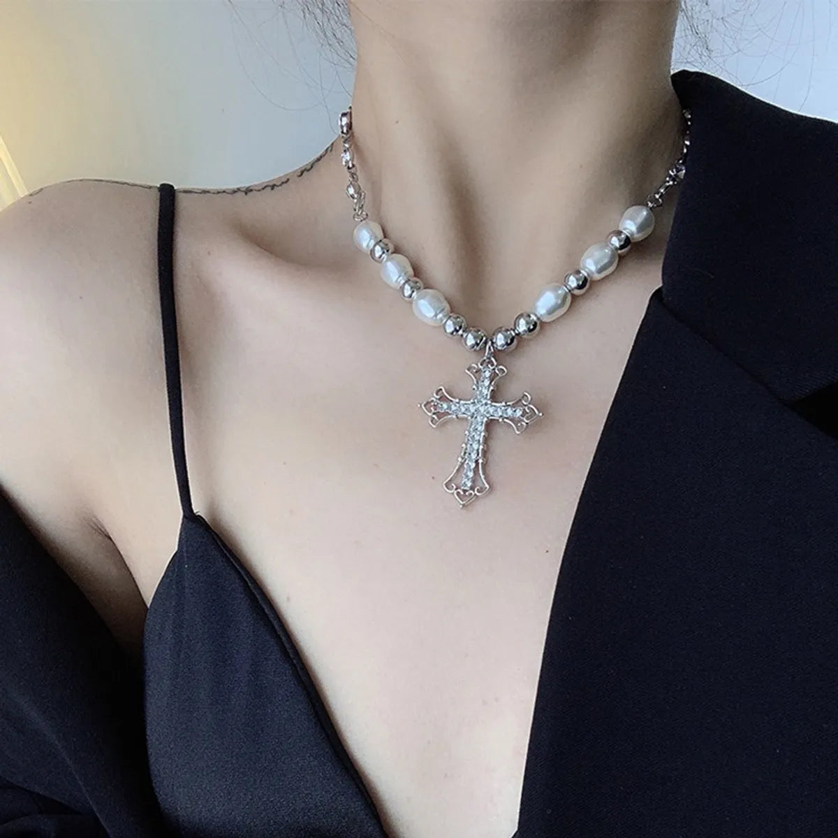 Elegant Luxurious Queen Cross Artificial Pearl Alloy Plating Hollow Out Inlay Rhinestones Silver Plated Women's Pendant Necklace