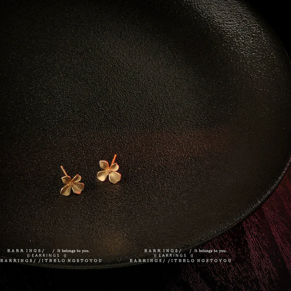 Elegant Matte Electroplated Copper Flower Stud Earrings For Women Simple Mini Floral Daily Wear Earrings