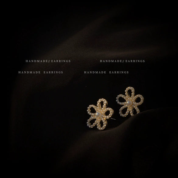 Elegant Pearl Flower Earrings For Women Alloy Floral Earrings With Silver Needle Simple High End Style